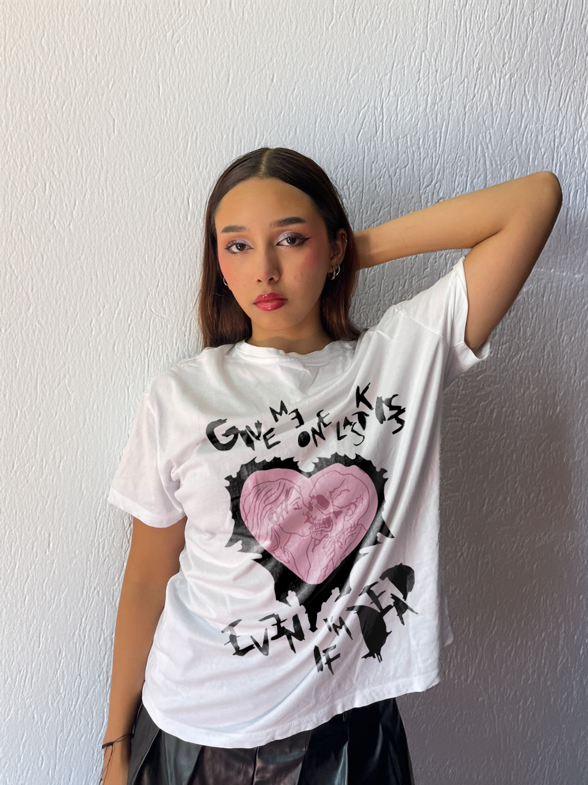 Camiseta holgada  Beso mortal unisex